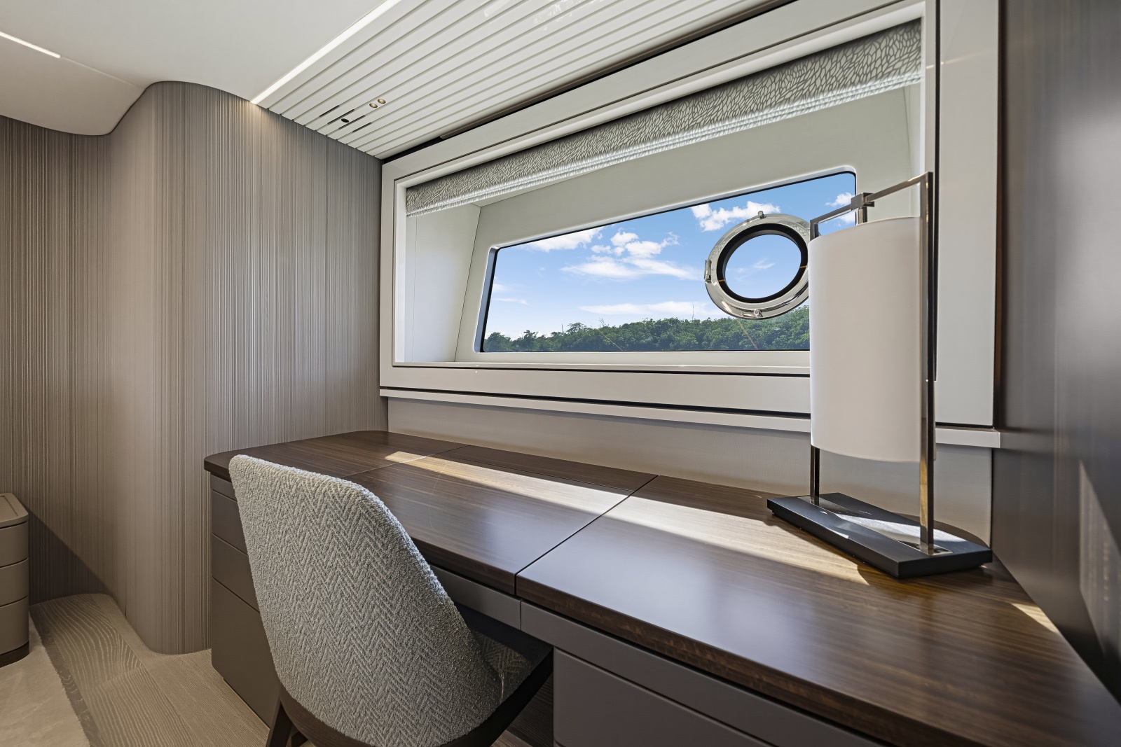2025 Sunseeker 90 Ocean Enclosed