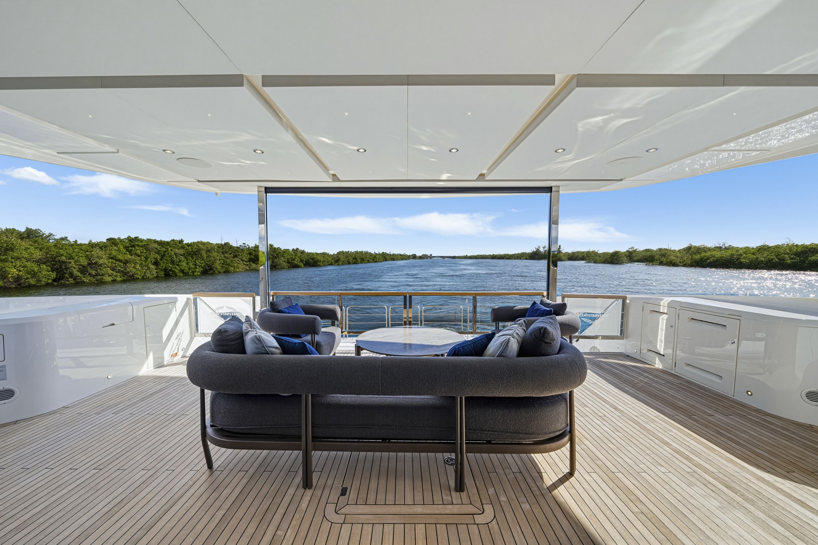 2025 Sunseeker 90 Ocean Enclosed
