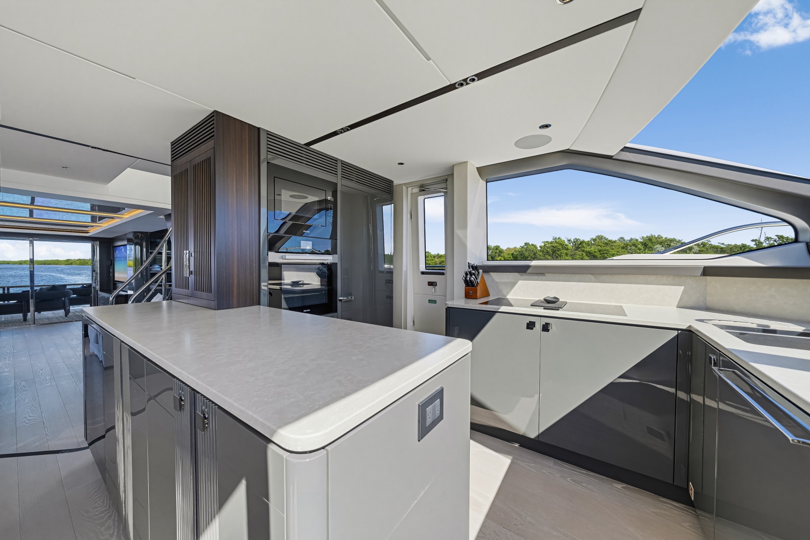 2025 Sunseeker 90 Ocean Enclosed