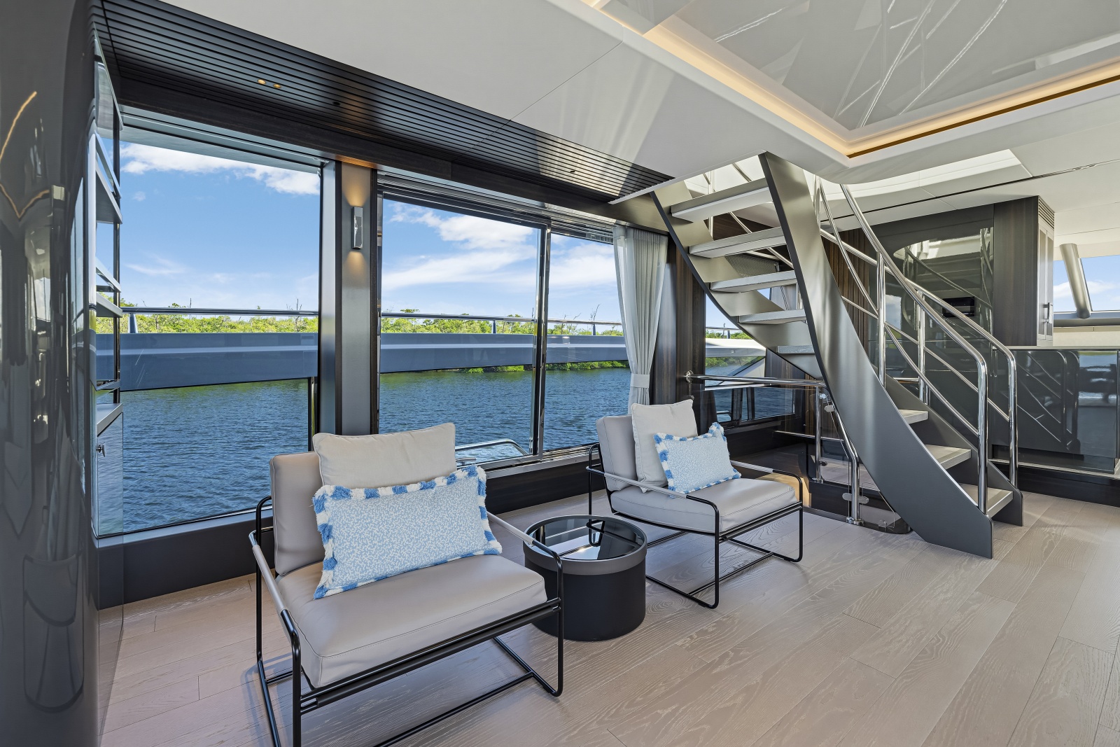 2025 Sunseeker 90 Ocean Enclosed