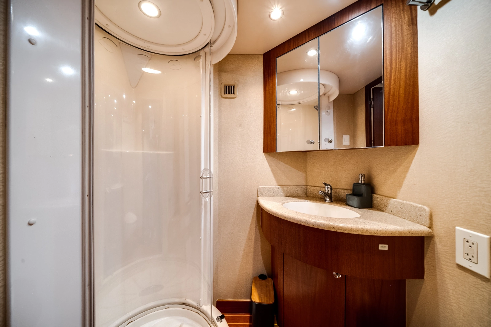 2008 Hatteras 