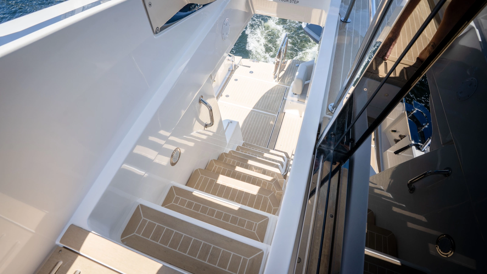 2025 Aquila 54 Yacht