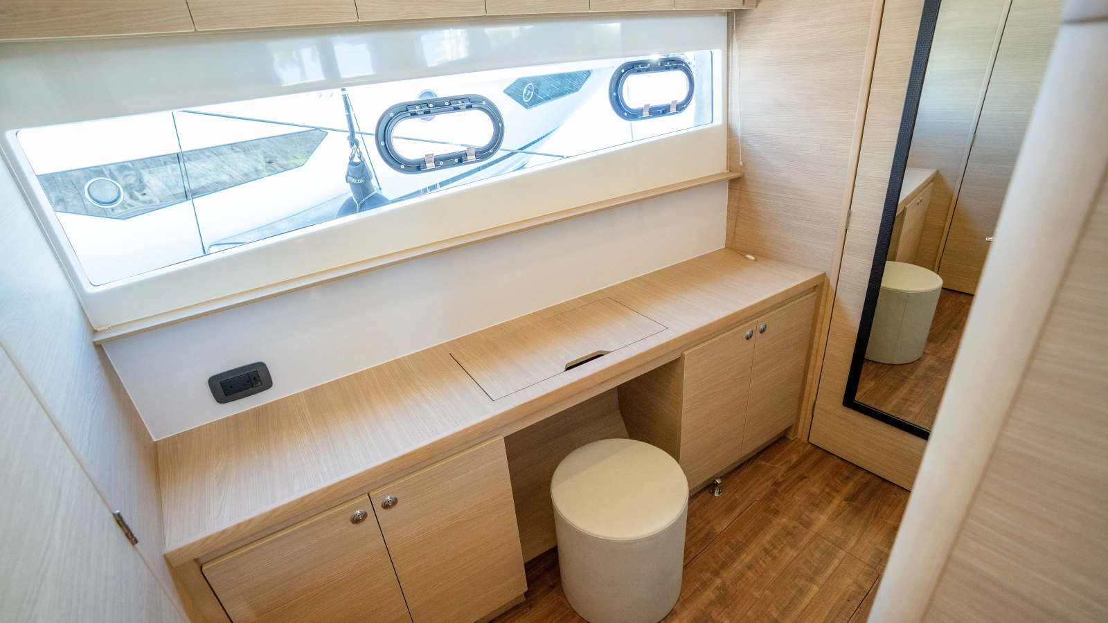 2025 Aquila 54 Yacht