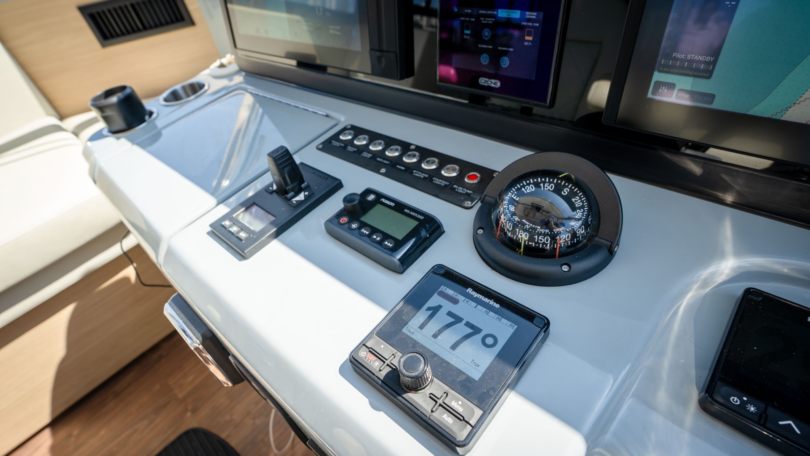 2025 Aquila 54 Yacht