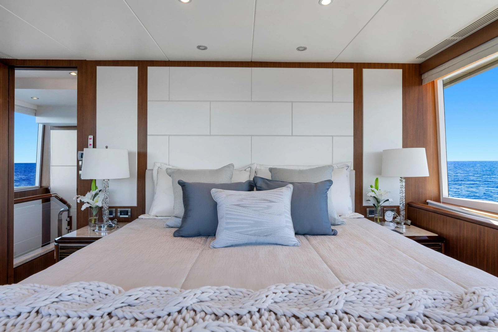 2021 Ocean Alexander 32L Motor Yacht