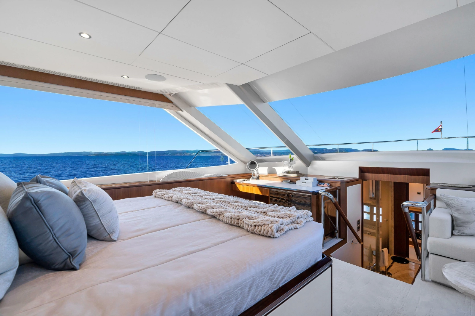 2021 Ocean Alexander 32L Motor Yacht