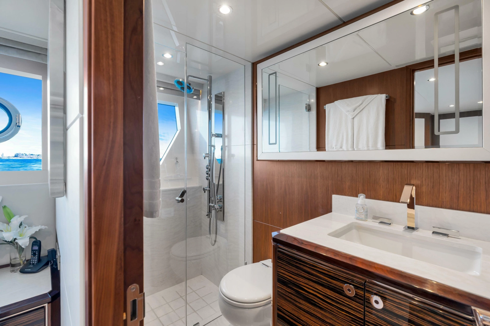 2021 Ocean Alexander 32L Motor Yacht