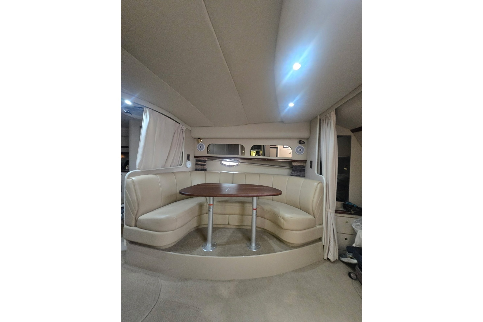 2000 Cruisers Yachts 3575 Express