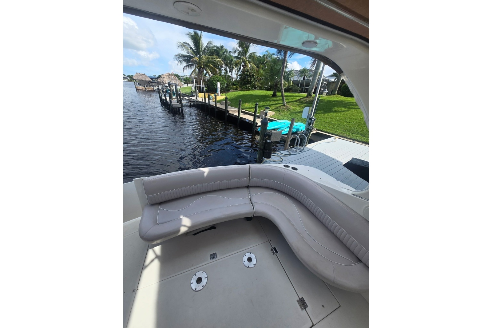 2000 Cruisers Yachts 3575 Express