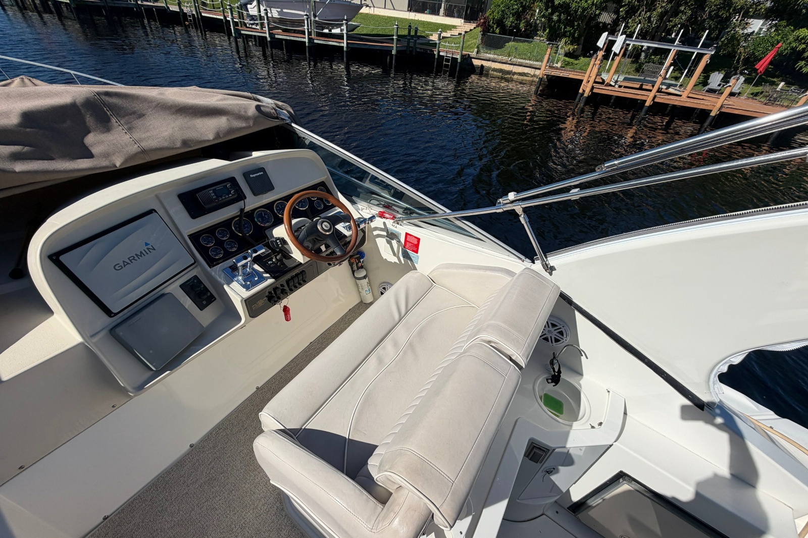 2000 Cruisers Yachts 3575 Express