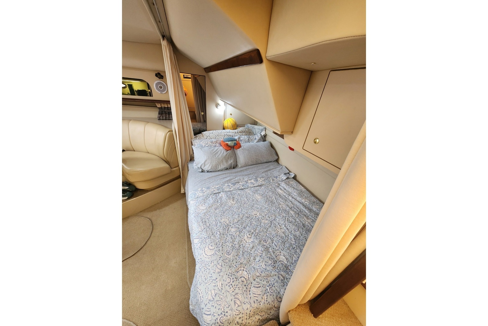 2000 Cruisers Yachts 3575 Express