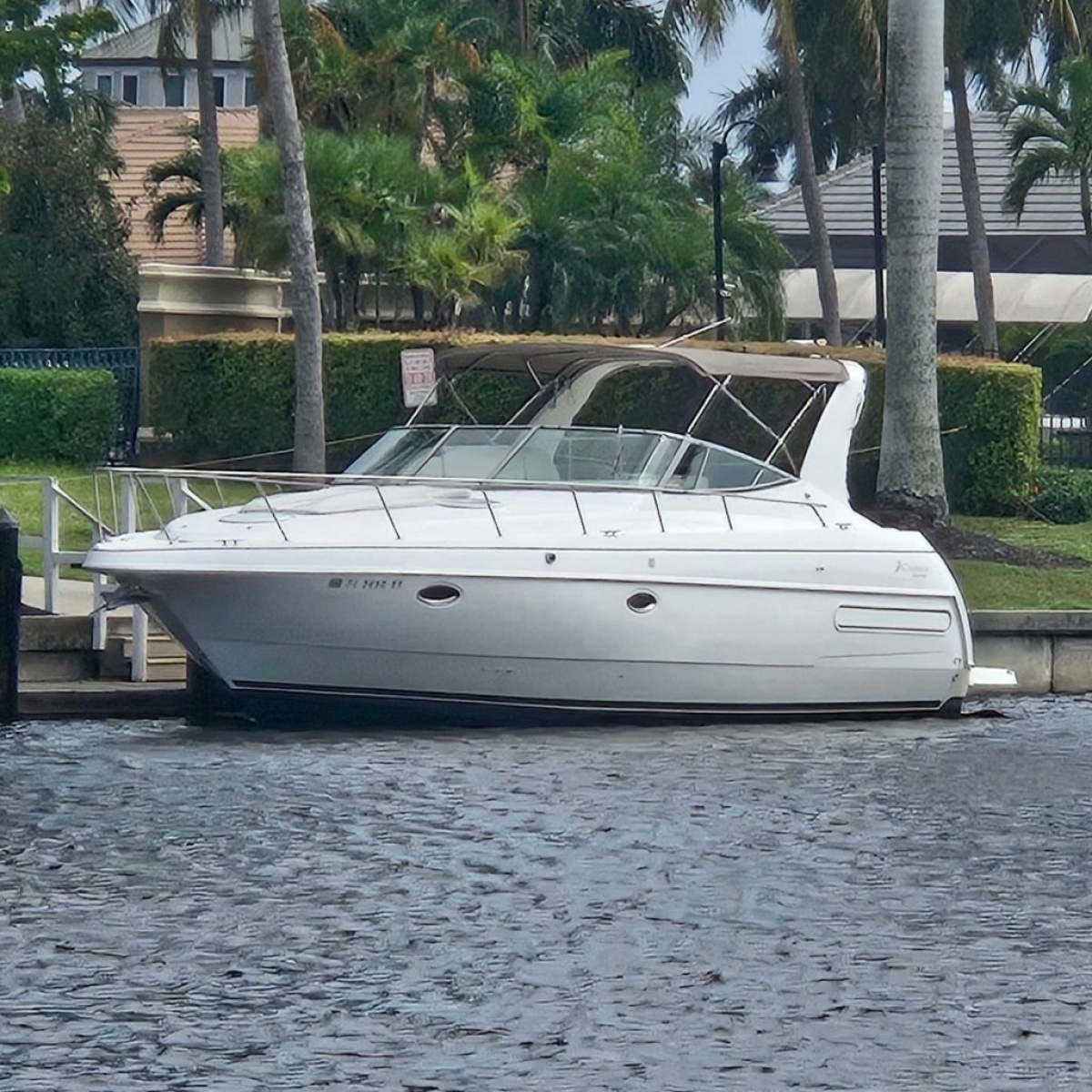 2000 Cruisers Yachts 3575 Express
