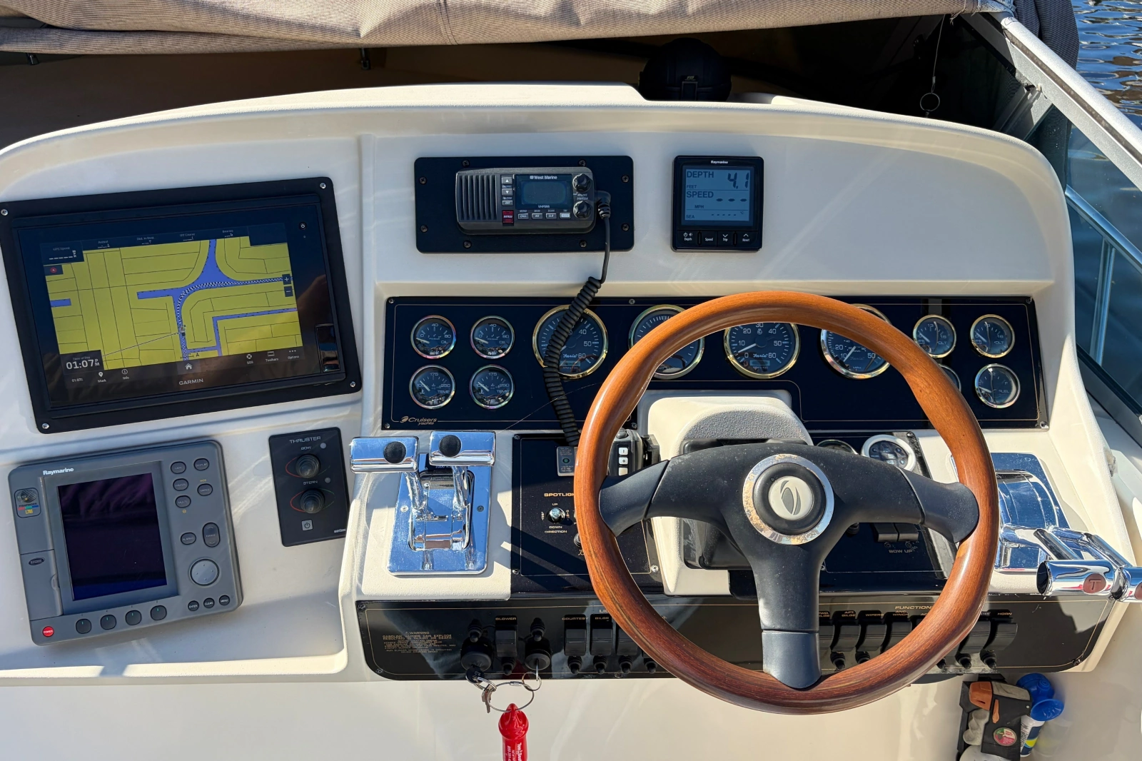 2000 Cruisers Yachts 3575 Express