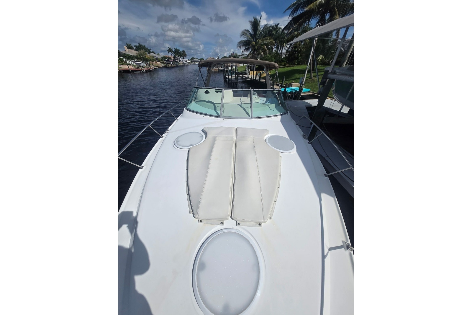 2000 Cruisers Yachts 3575 Express