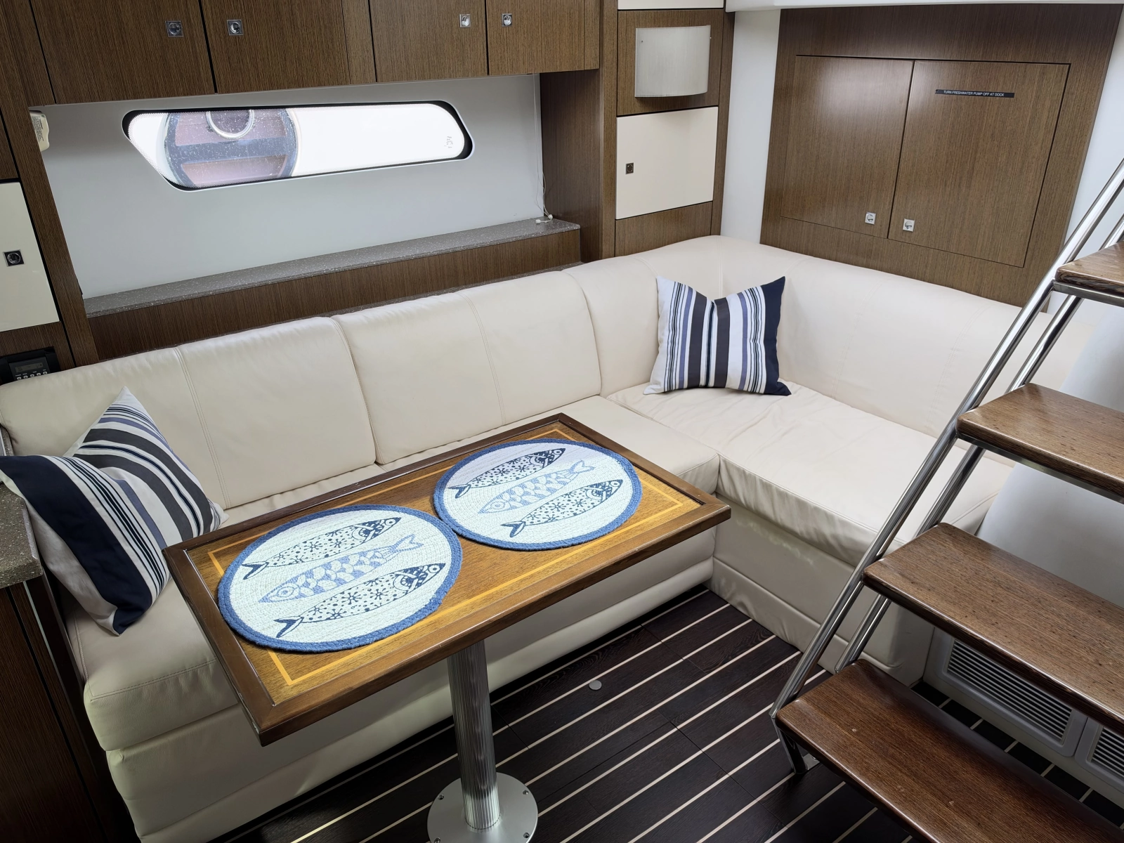 2011 Cruisers Yachts 48 Cantius