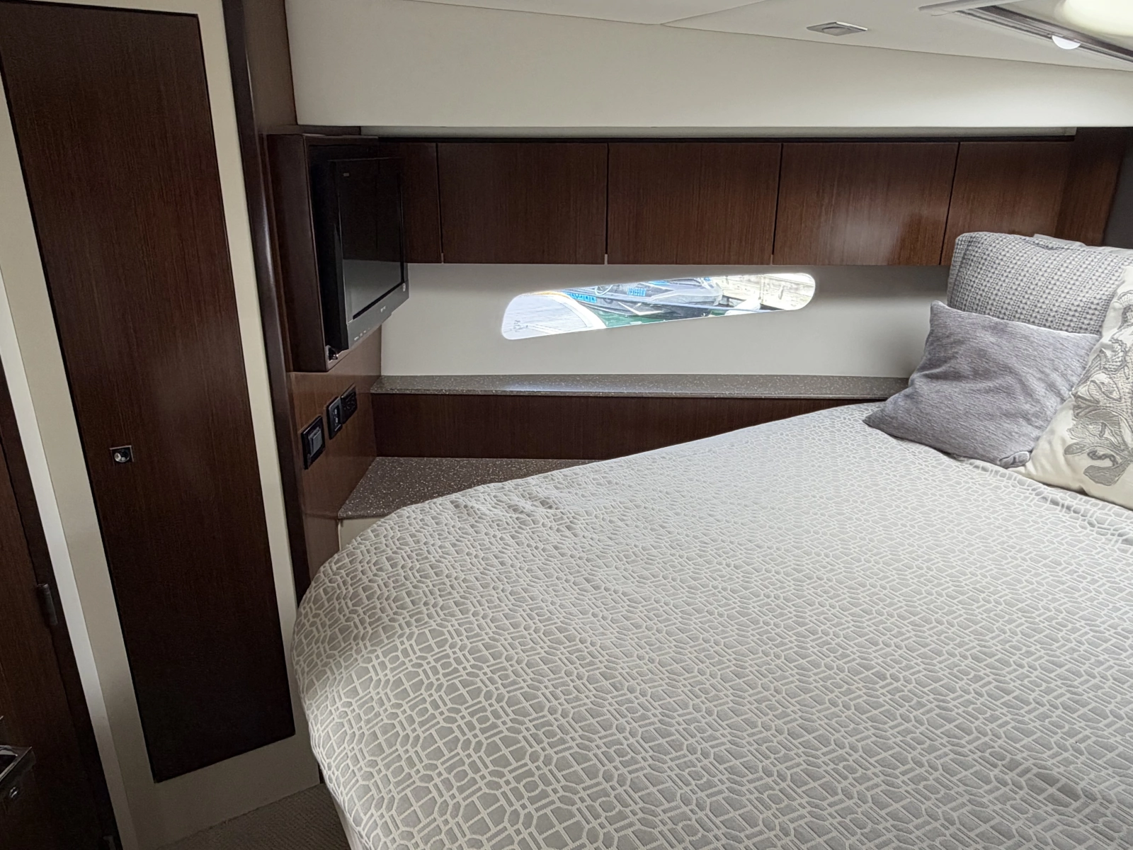 2011 Cruisers Yachts 48 Cantius