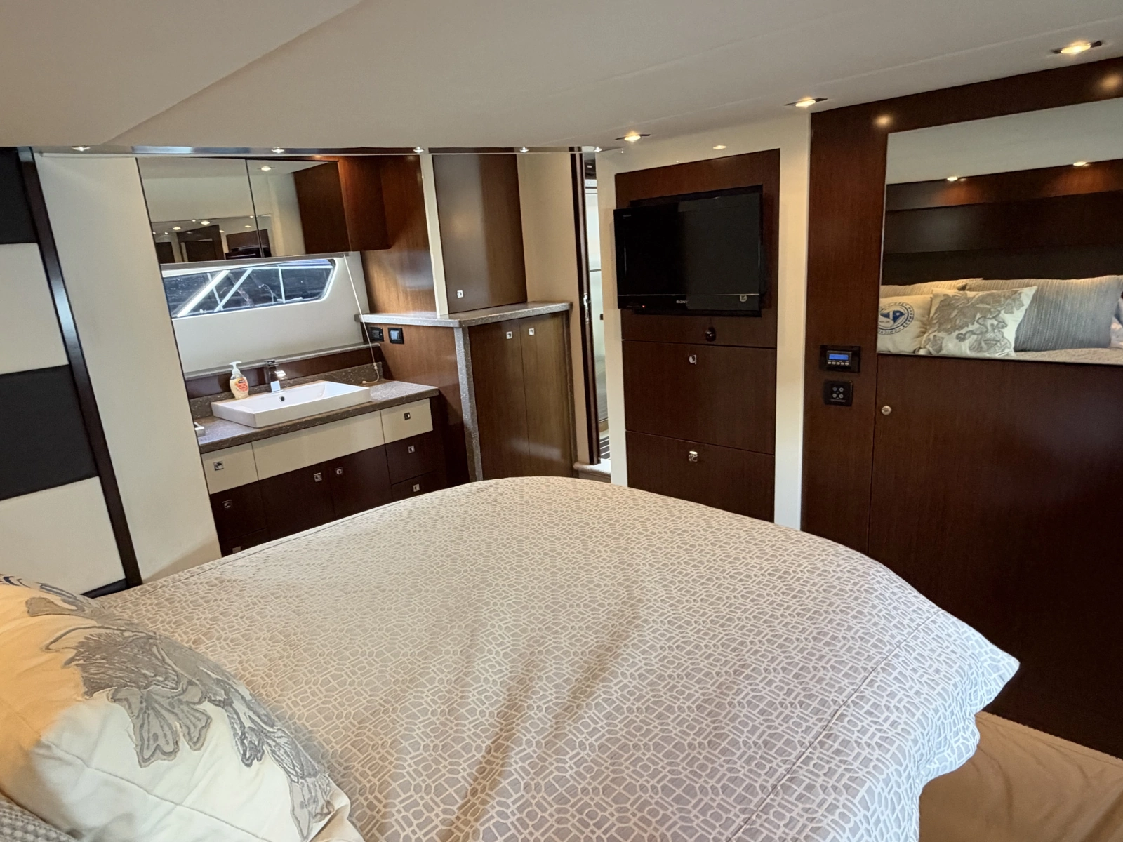 2011 Cruisers Yachts 48 Cantius