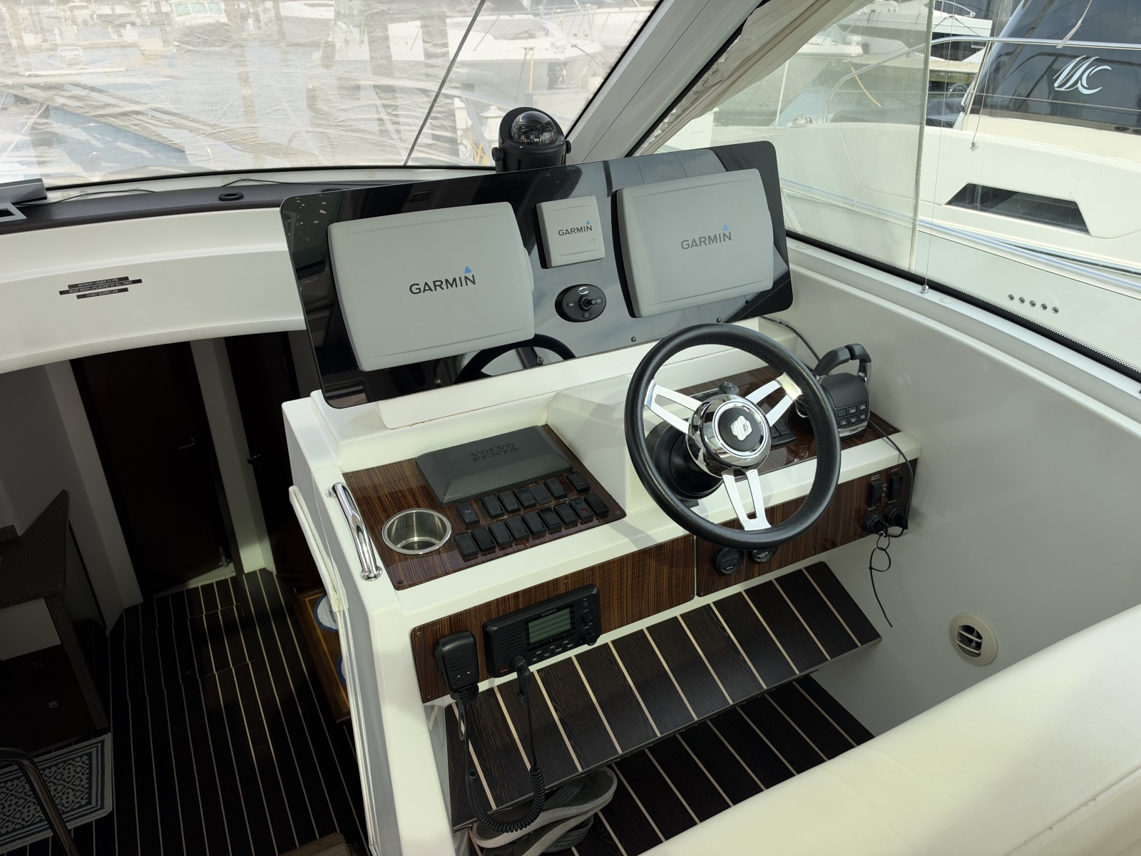 2011 Cruisers Yachts 48 Cantius — Andiamo