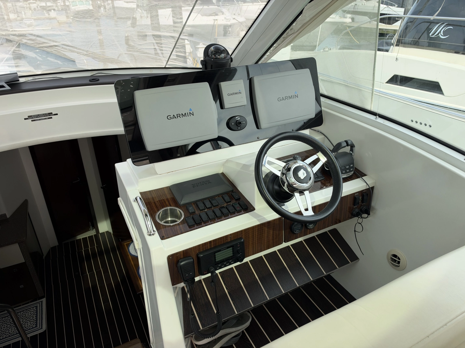 2011 Cruisers Yachts 48 Cantius
