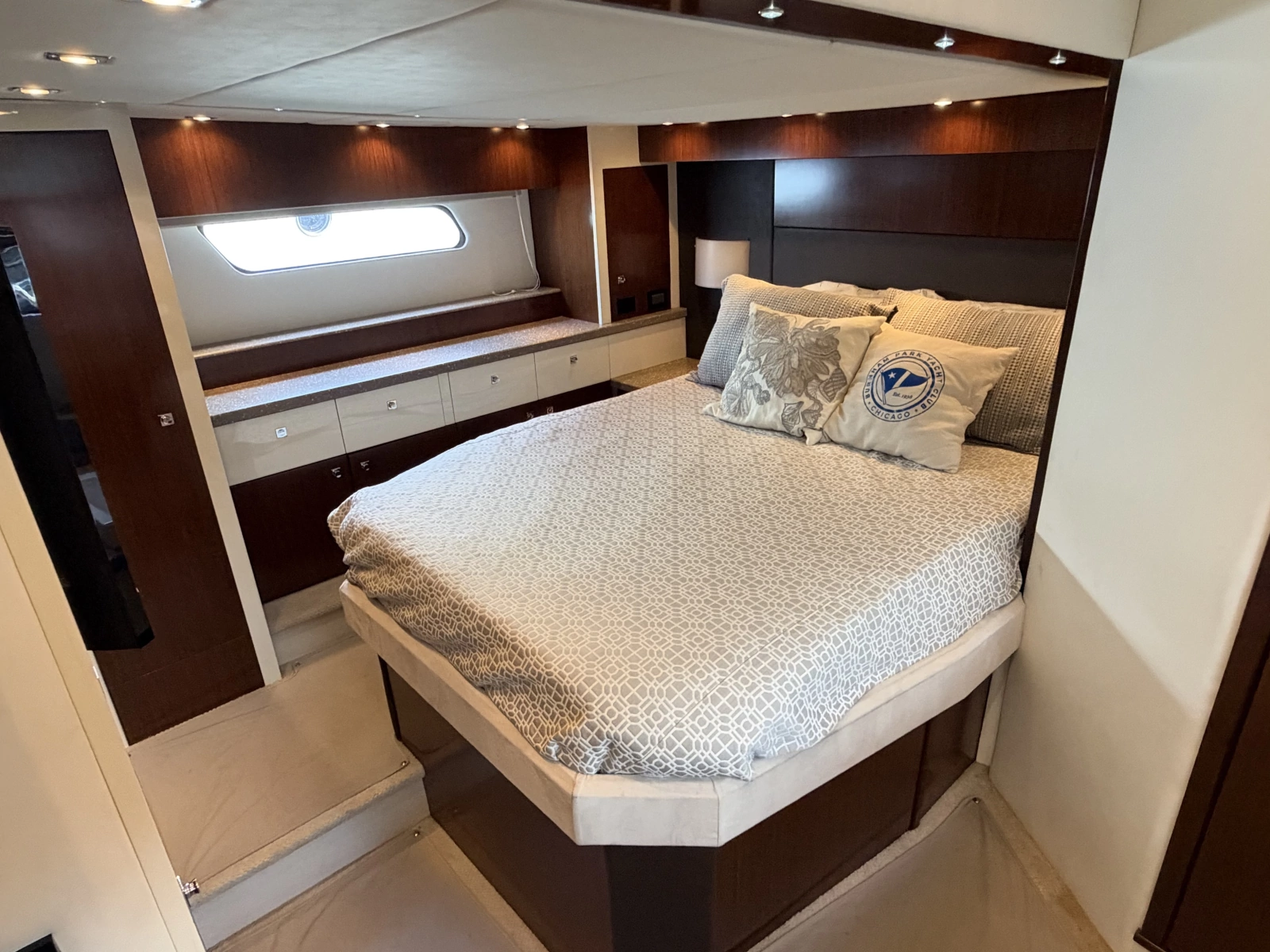 2011 Cruisers Yachts 48 Cantius