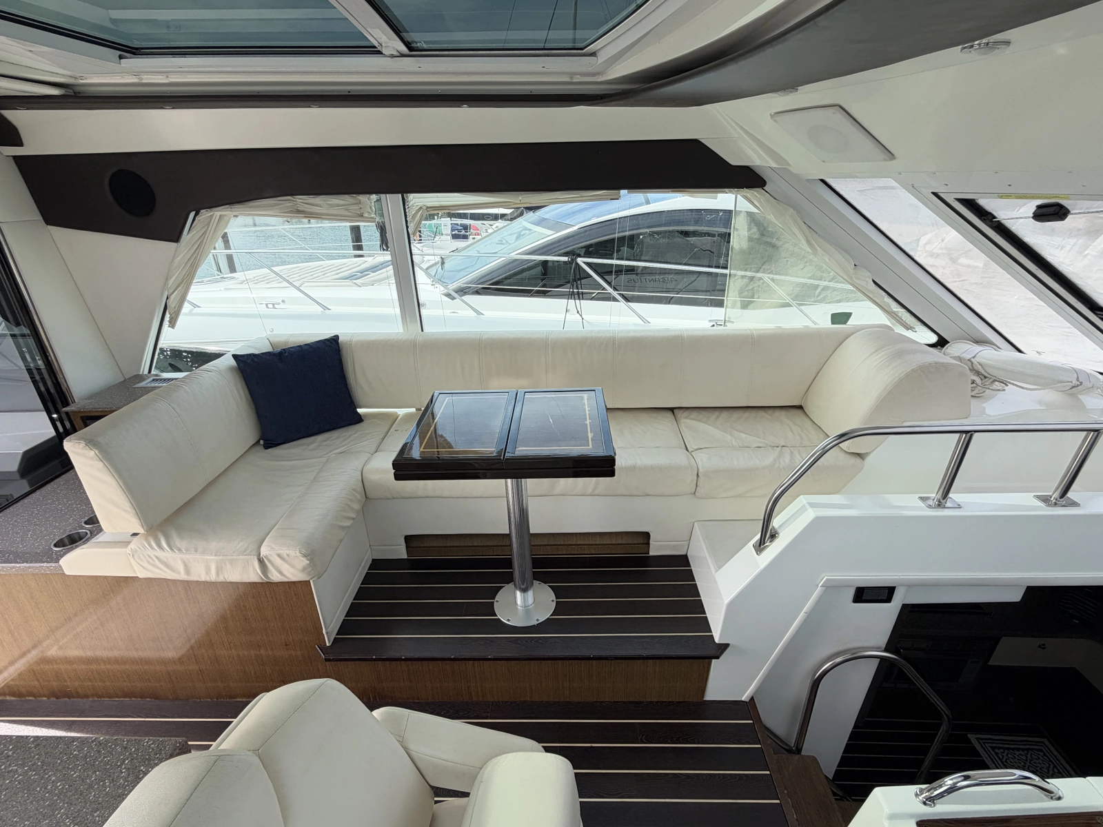 2011 Cruisers Yachts 48 Cantius