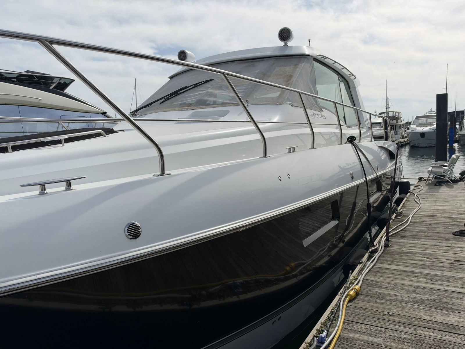 2011 Cruisers Yachts 48 Cantius