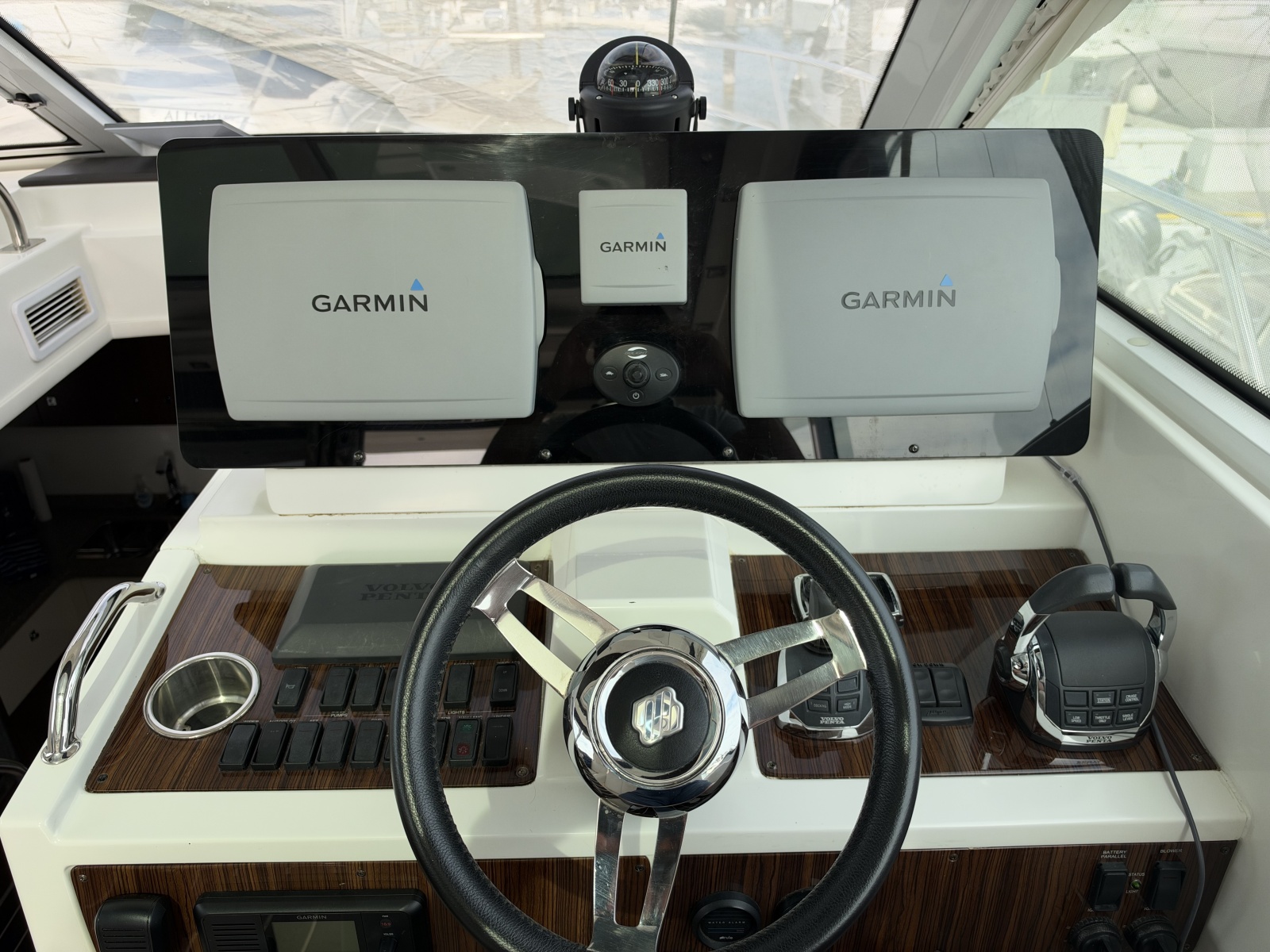 2011 Cruisers Yachts 48 Cantius — Andiamo