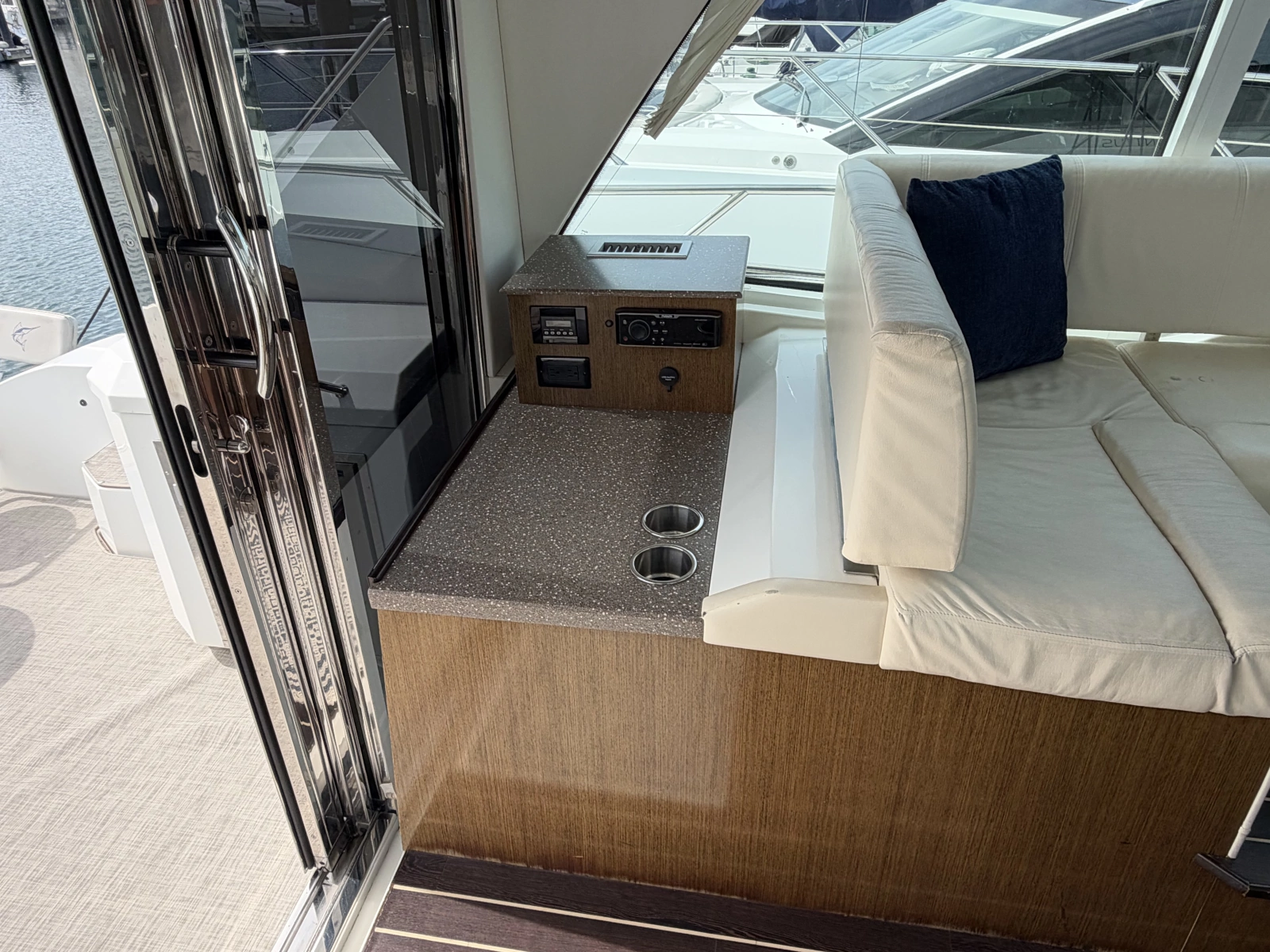 2011 Cruisers Yachts 48 Cantius
