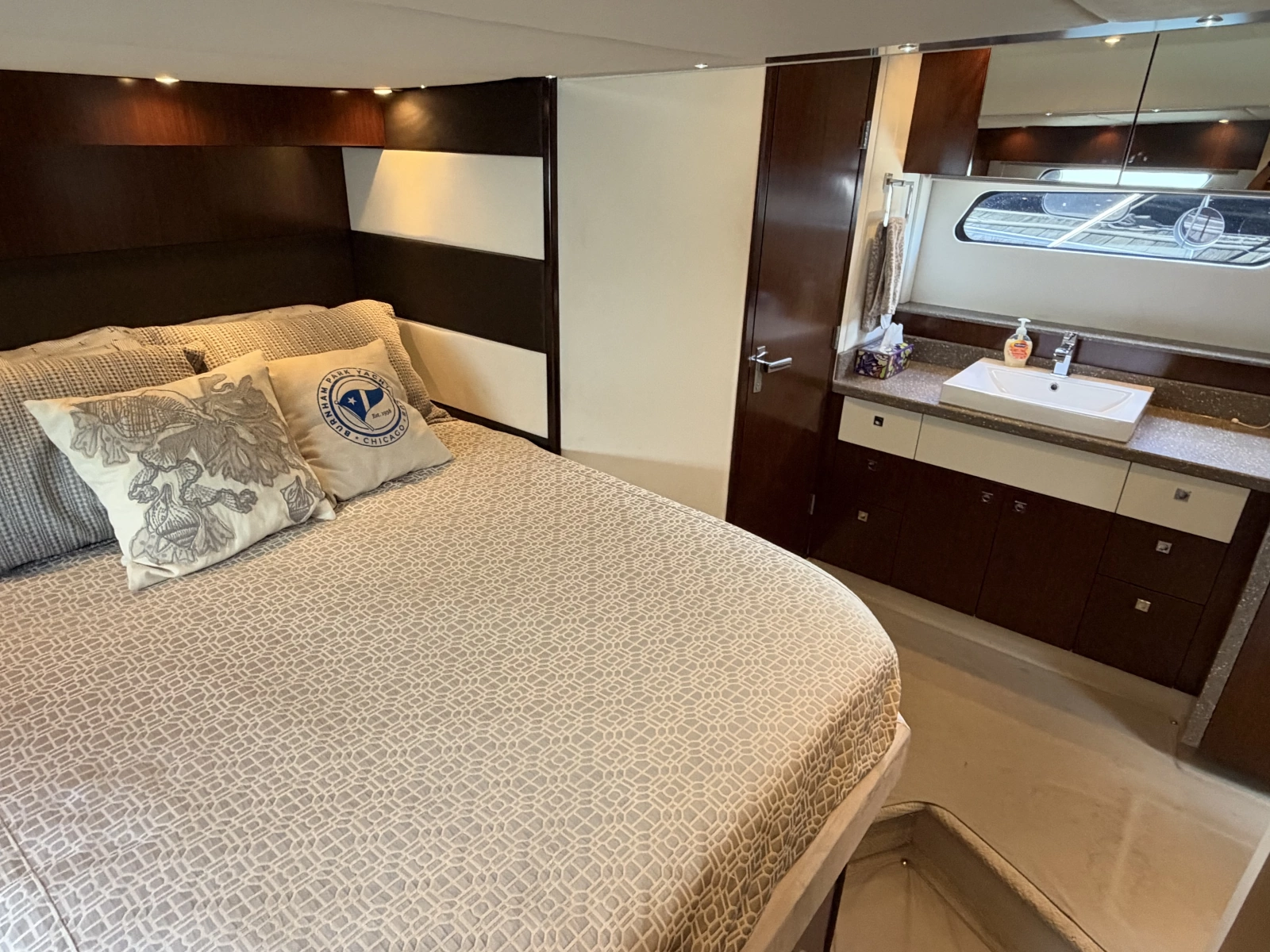2011 Cruisers Yachts 48 Cantius