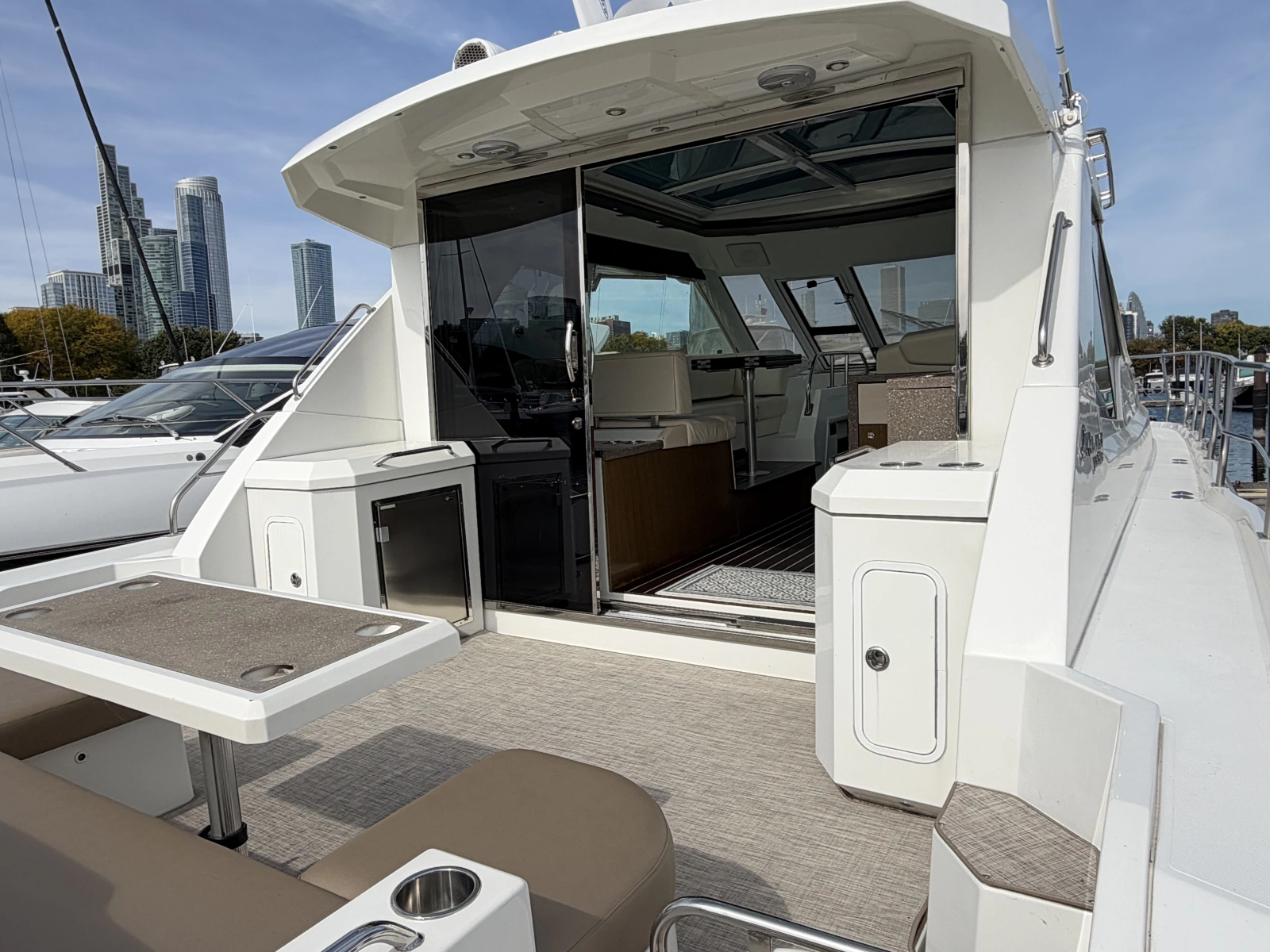 2011 Cruisers Yachts 48 Cantius
