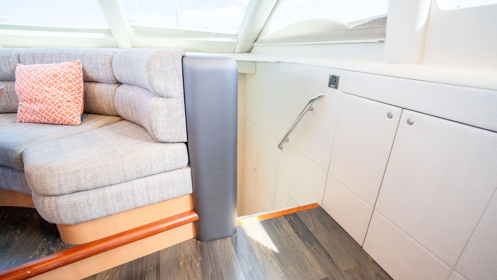 2006 Lazzara Yachts Skylounge
