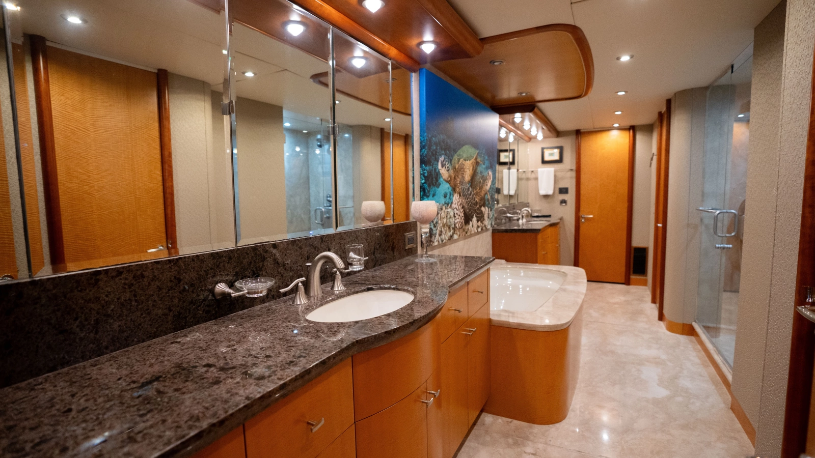 2006 Lazzara Yachts Skylounge