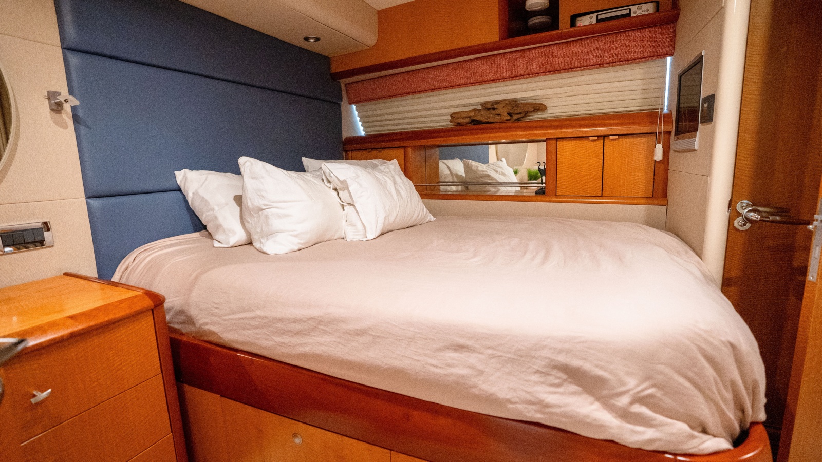 2006 Lazzara Yachts Skylounge — VOYAGER