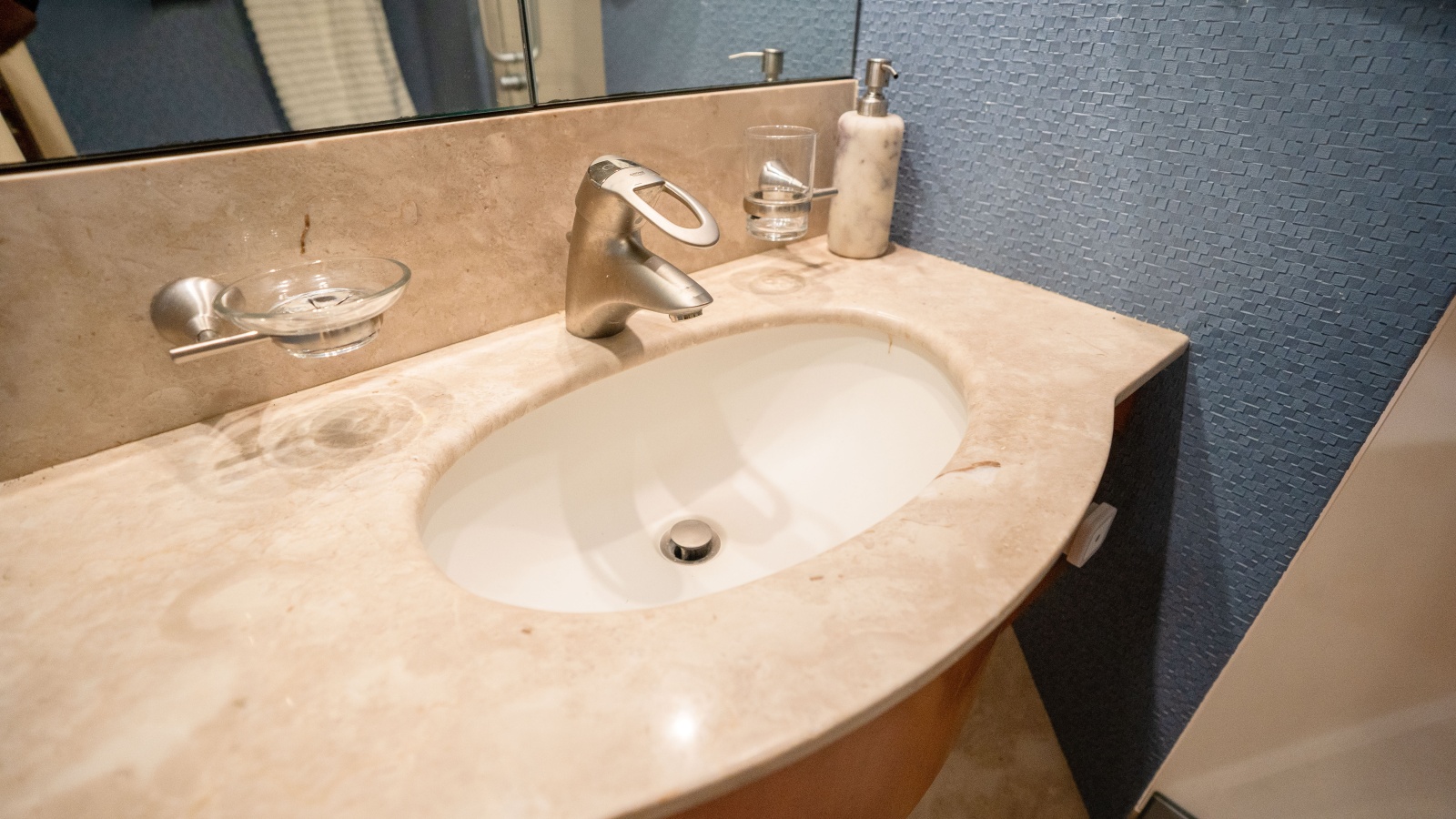 2006 Lazzara Yachts Skylounge — VOYAGER