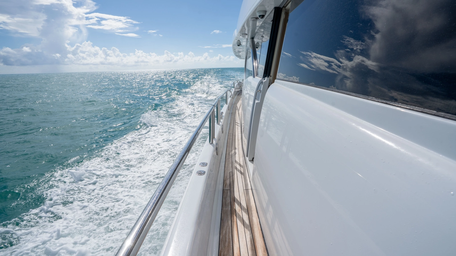 2006 Lazzara Yachts Skylounge