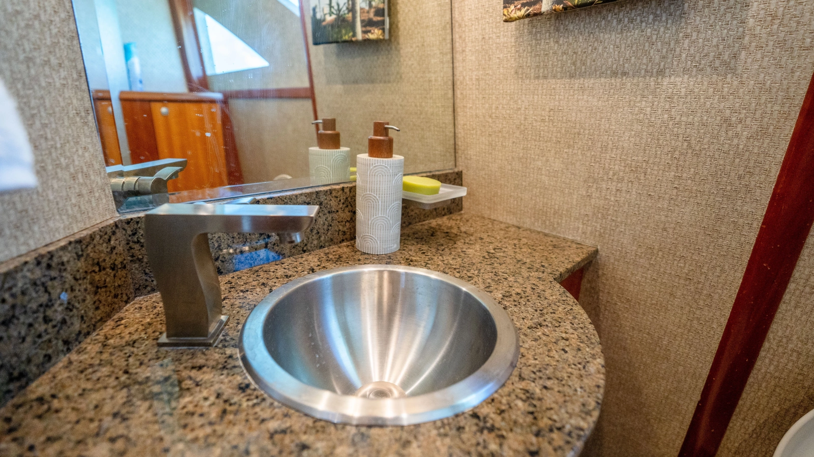 2006 Lazzara Yachts Skylounge