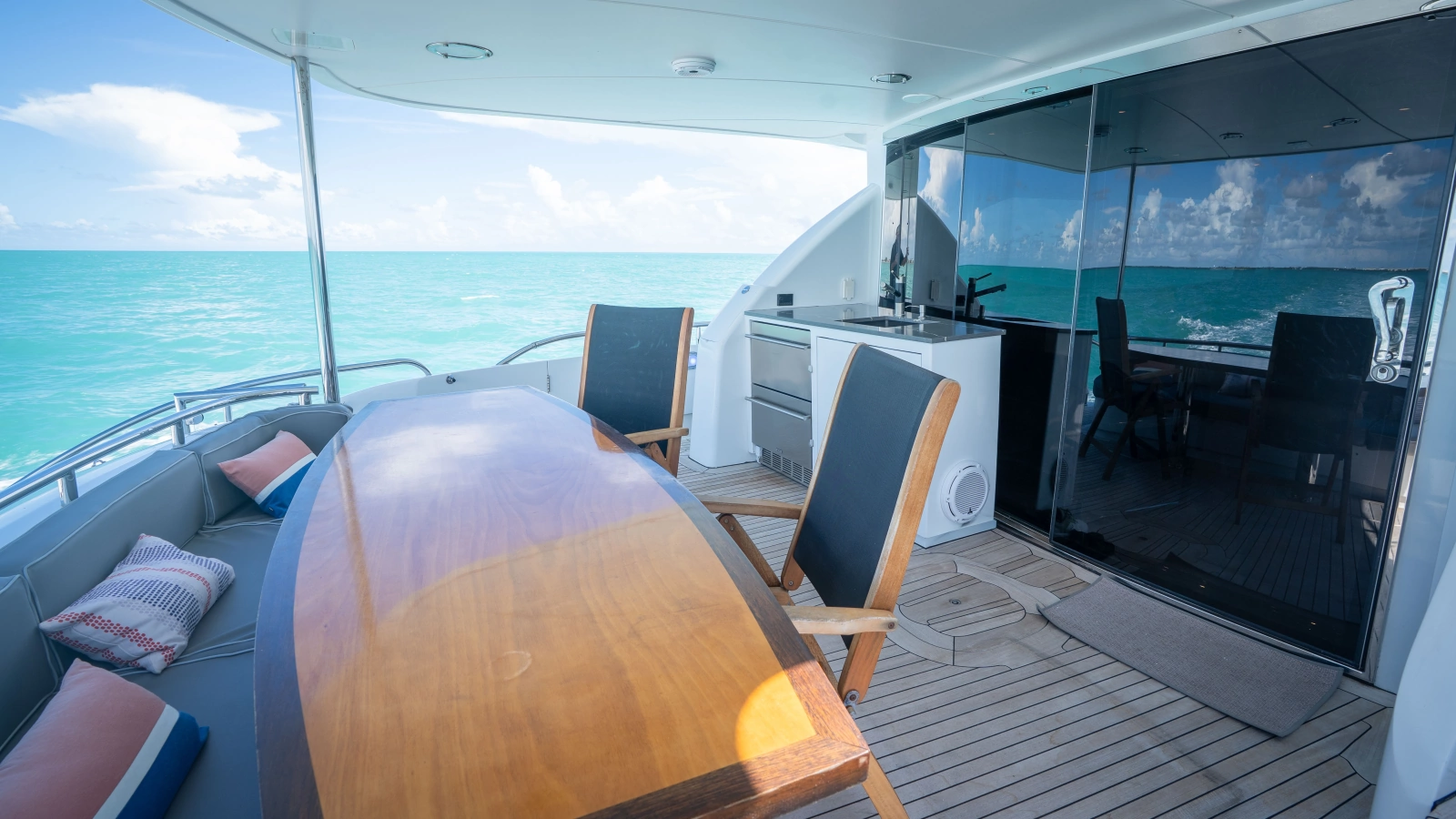 2006 Lazzara Yachts Skylounge