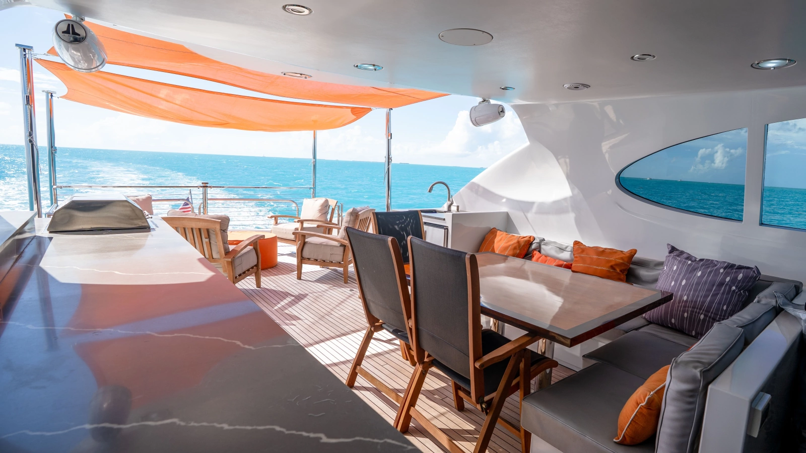 2006 Lazzara Yachts Skylounge