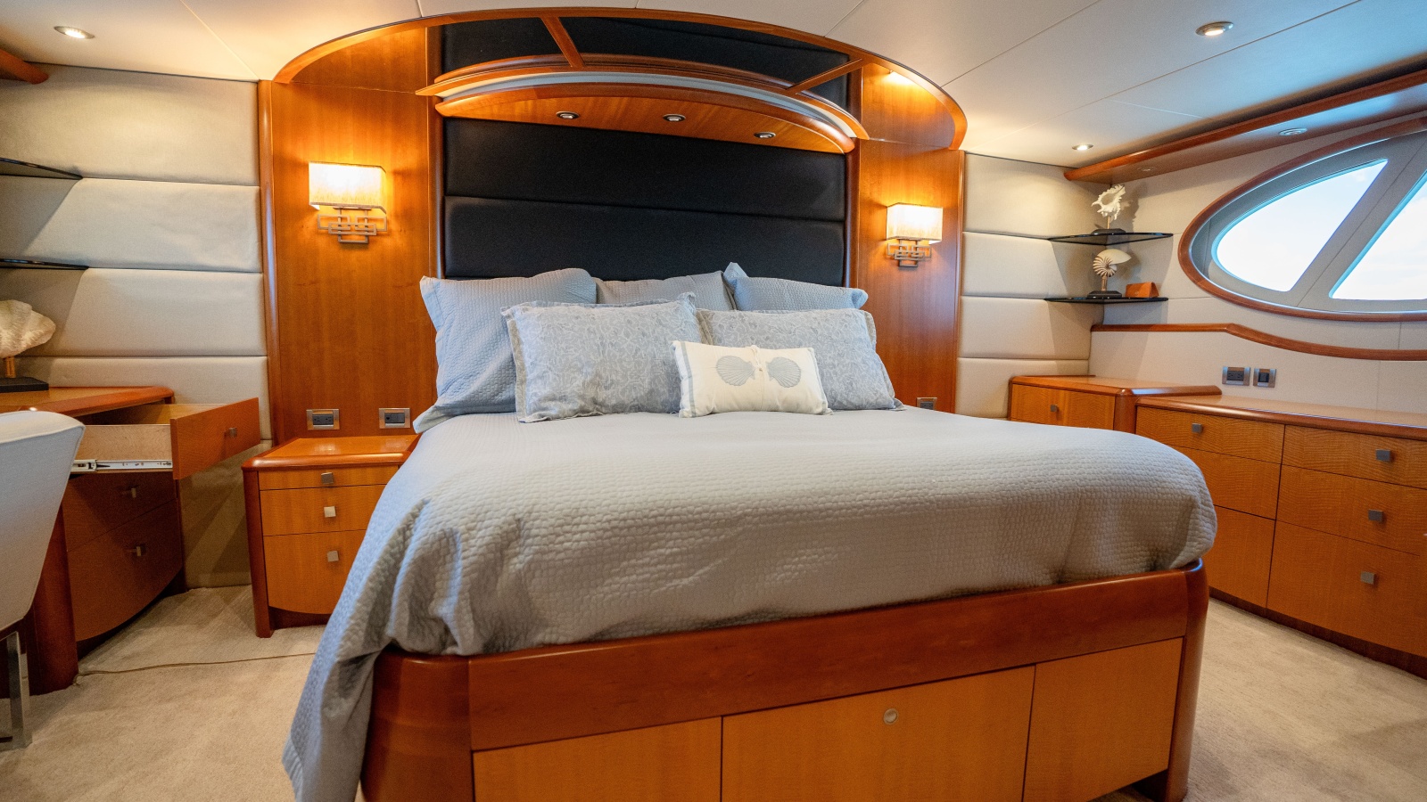 2006 Lazzara Yachts Skylounge — VOYAGER