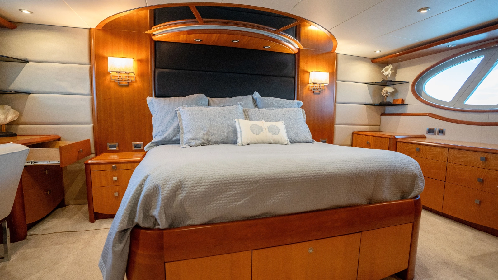 2006 Lazzara Yachts Skylounge