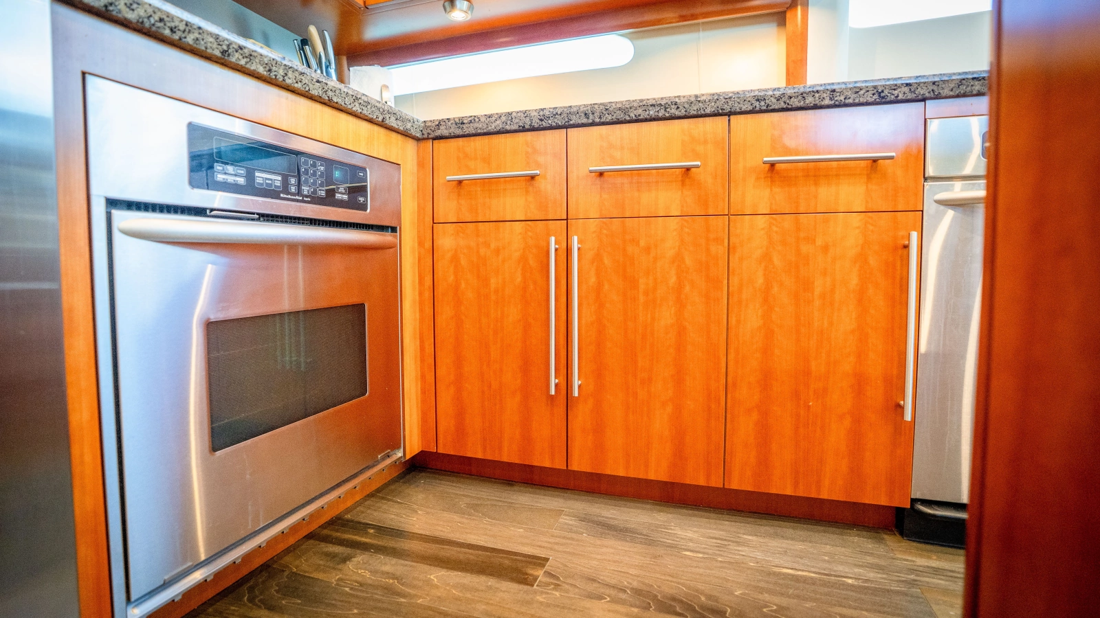2006 Lazzara Yachts Skylounge