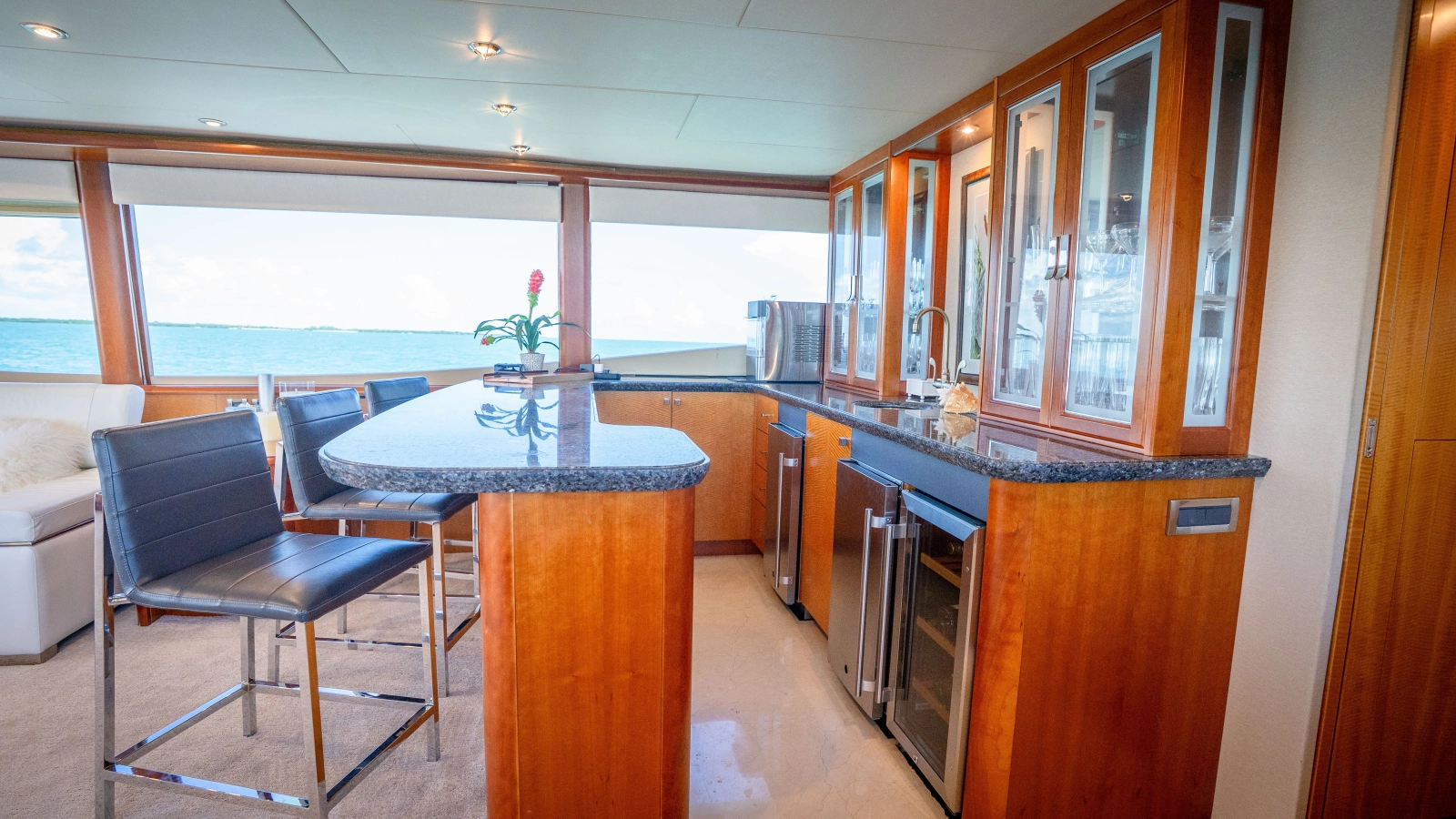 2006 Lazzara Yachts Skylounge