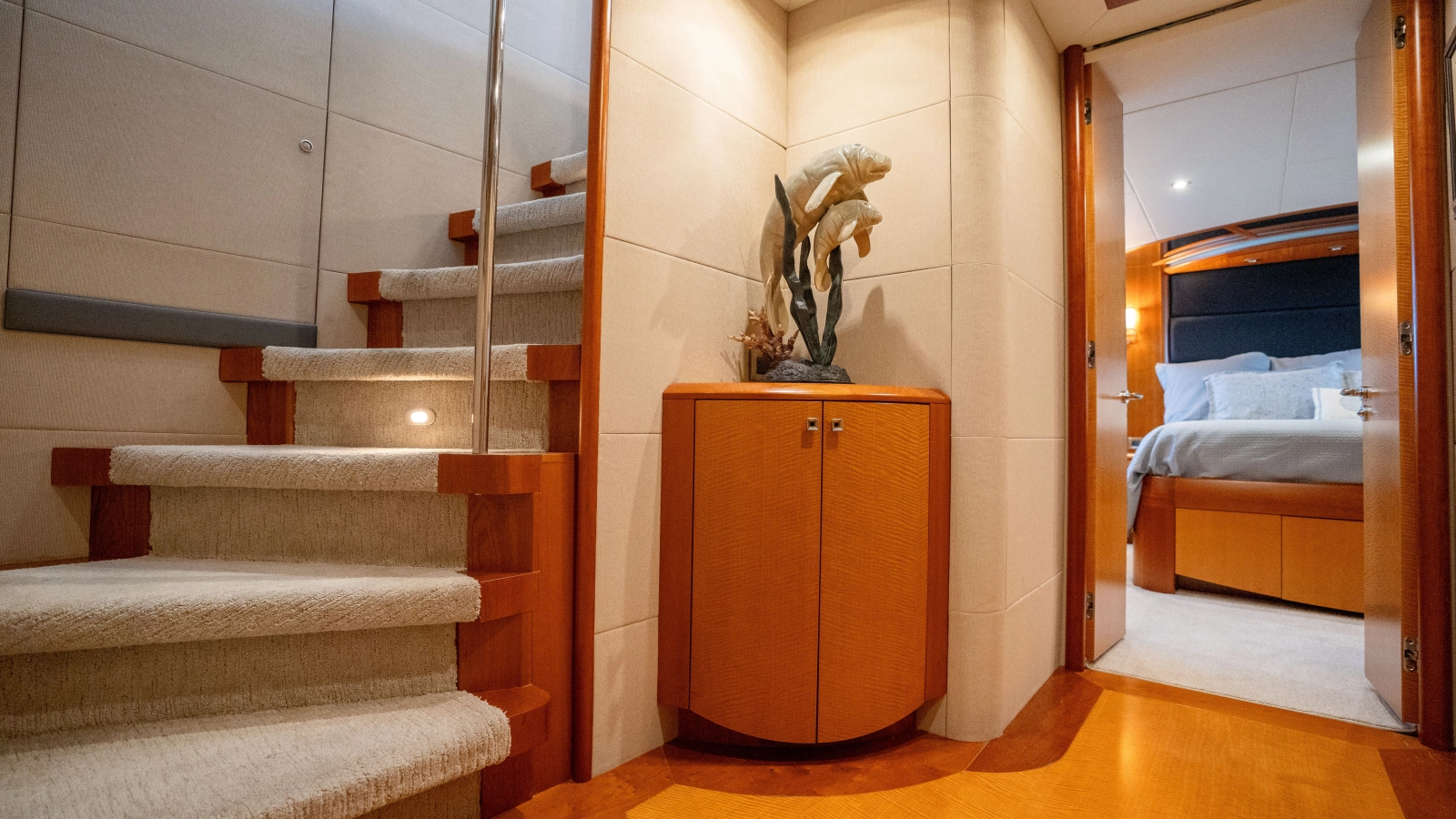 2006 Lazzara Yachts Skylounge