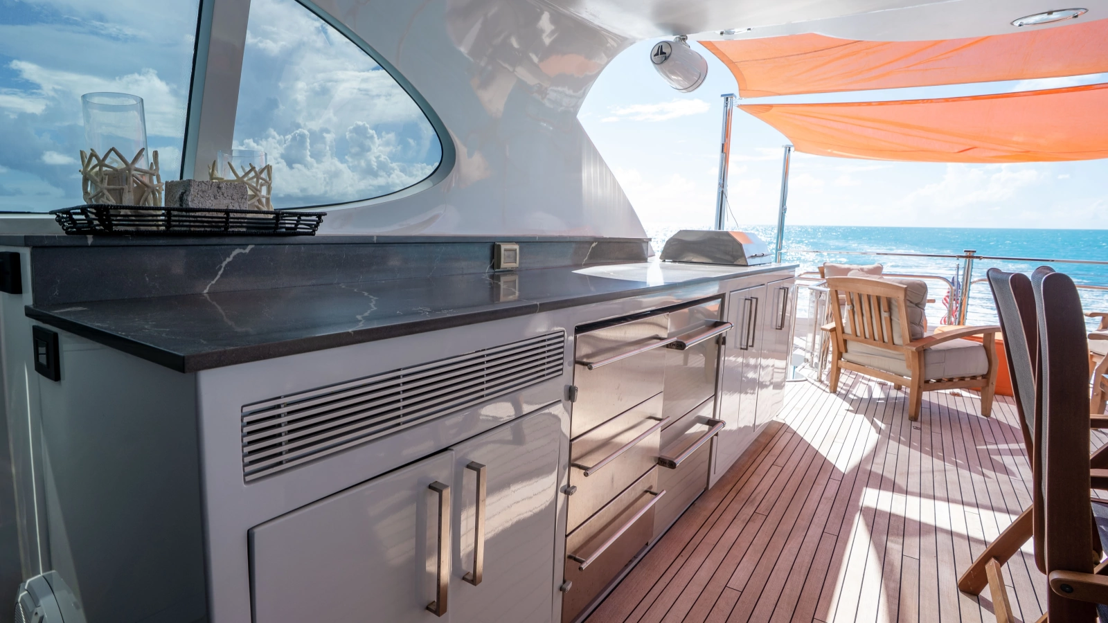 2006 Lazzara Yachts Skylounge