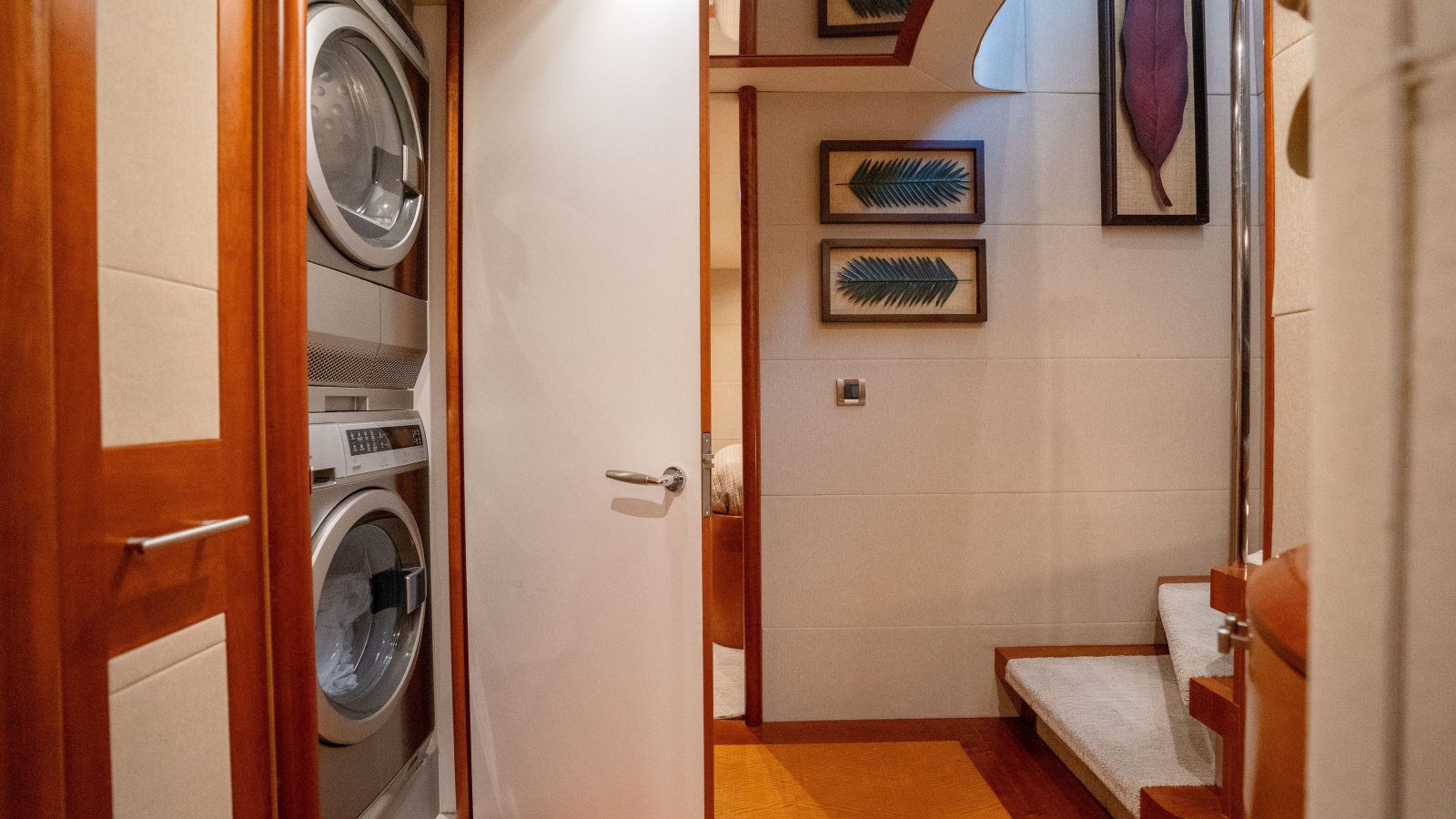 2006 Lazzara Yachts Skylounge — VOYAGER