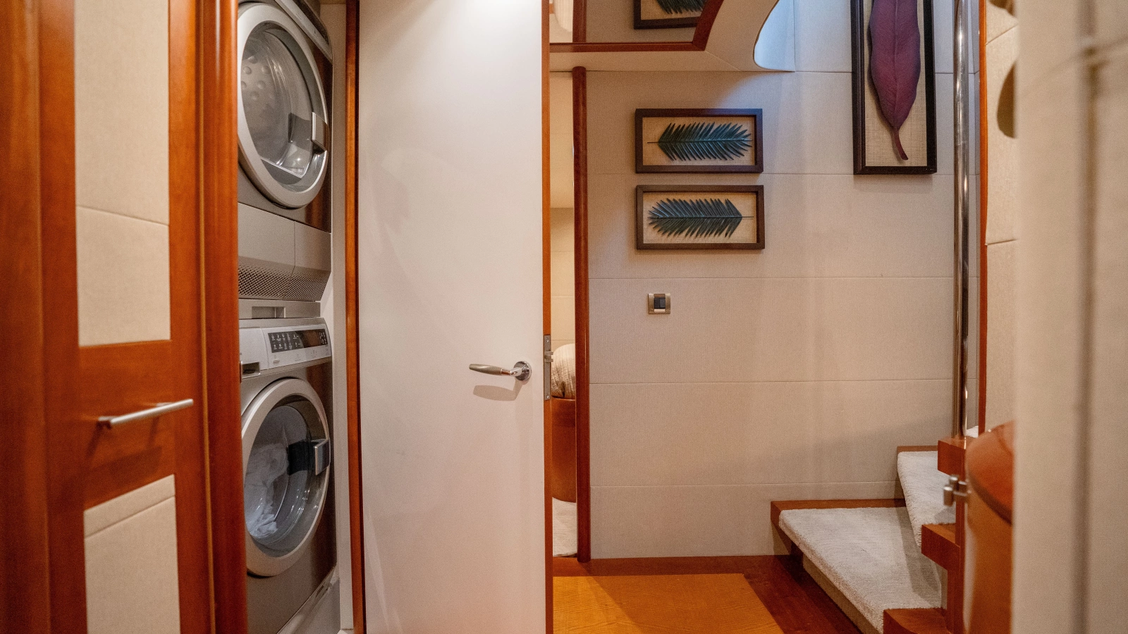 2006 Lazzara Yachts Skylounge