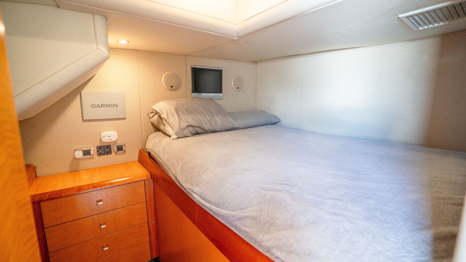 2006 Lazzara Yachts Skylounge — VOYAGER