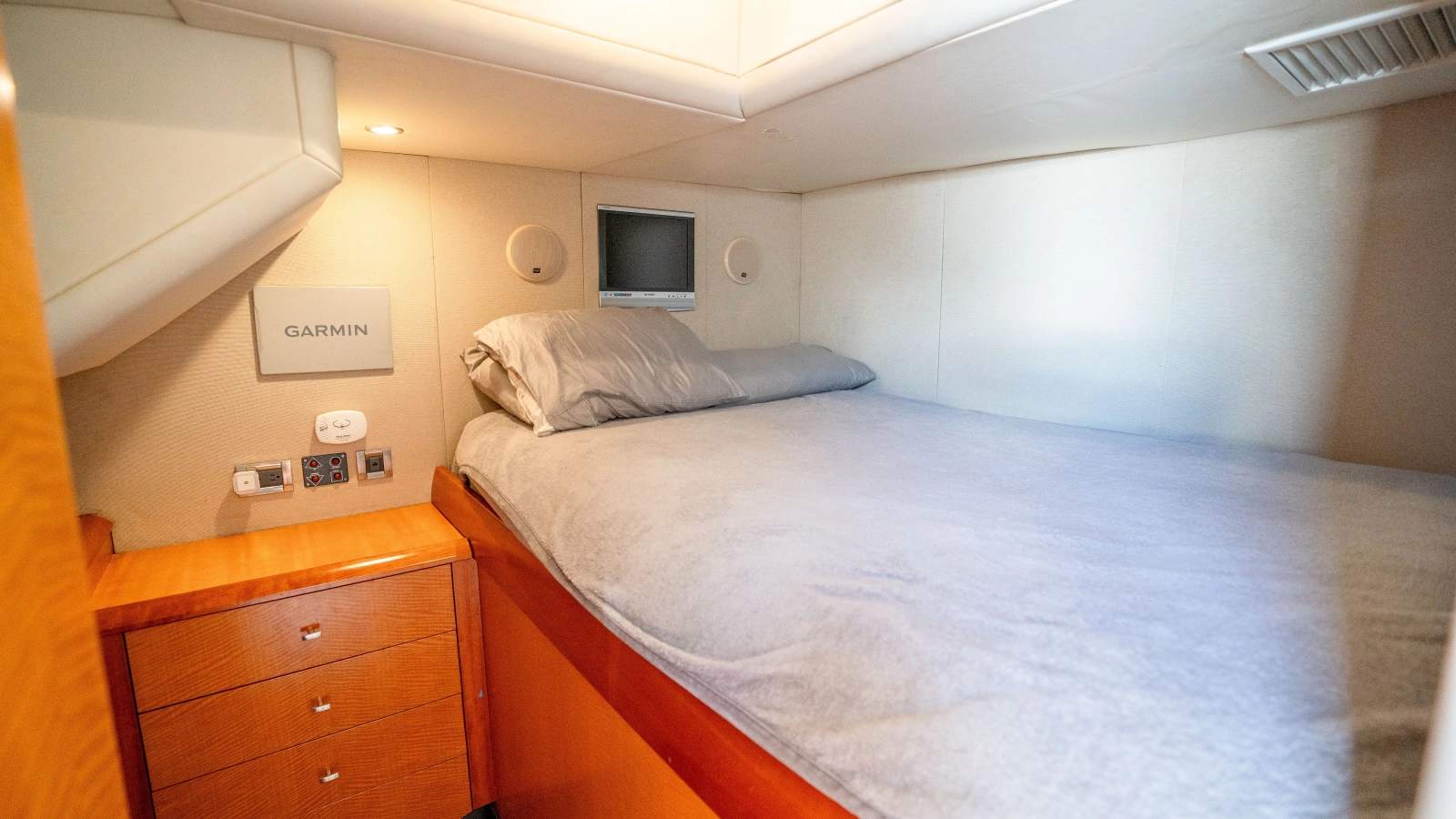 2006 Lazzara Yachts Skylounge