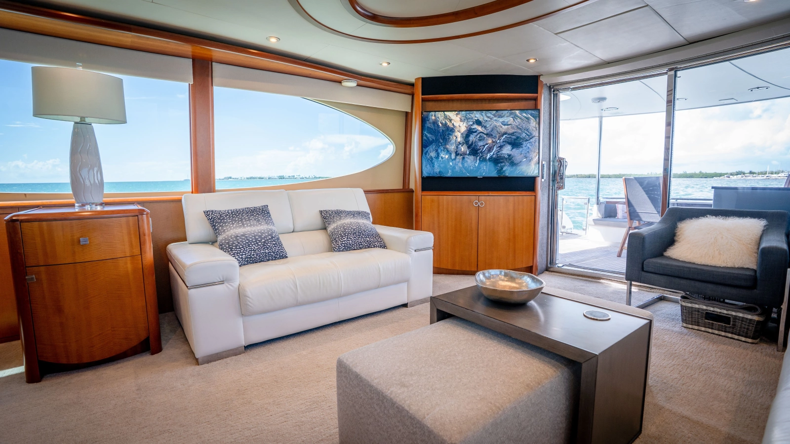 2006 Lazzara Yachts Skylounge