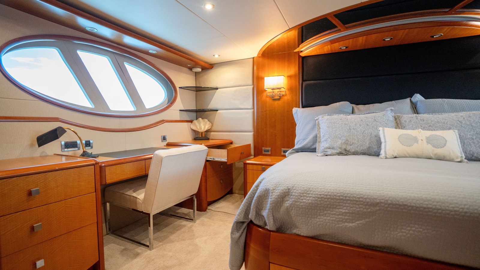 2006 Lazzara Yachts Skylounge — VOYAGER